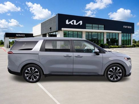 Used 2023 Kia Carnival EX FWD image 4