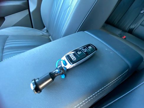 Used 2022 Audi e-tron Premium Plus image 34