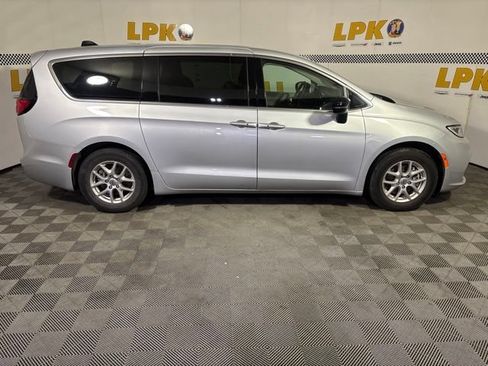 Used 2024 Chrysler Pacifica Touring-L FWD image 2