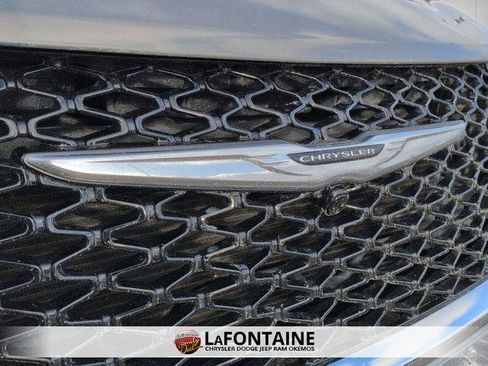 Certified 2025 Chrysler Pacifica Select image 9