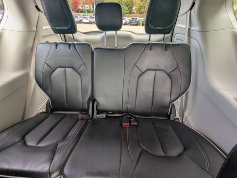 Used 2023 Chrysler Pacifica Limited image 20