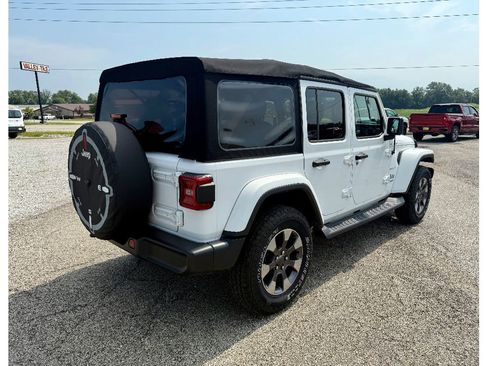 Used 2018 Jeep Wrangler Unlimited Sahara image 4