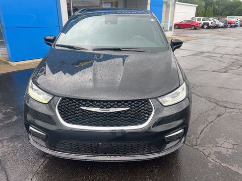 Used 2025 Chrysler Pacifica Select image 5