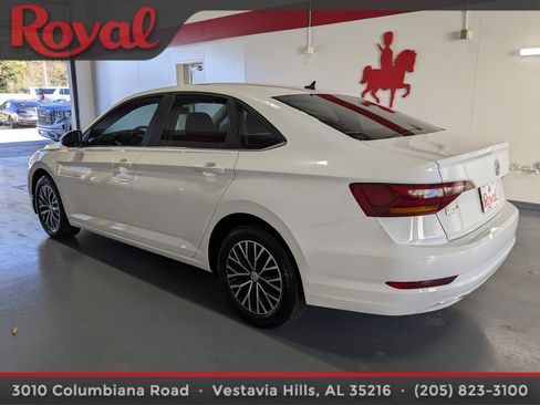 Used 2019 Volkswagen Jetta SE image 2