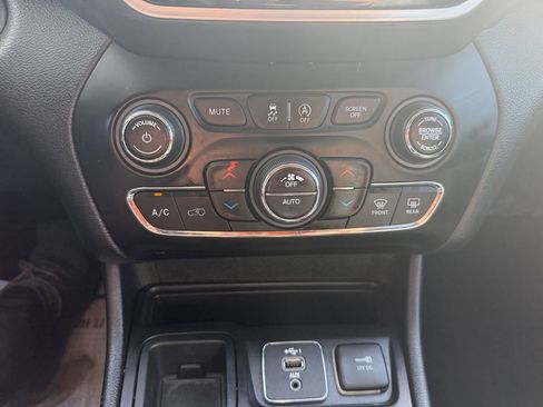 Used 2019 Jeep Cherokee Limited image 32
