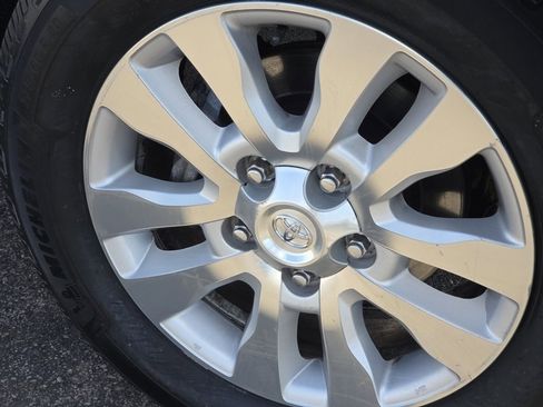 Used 2014 Toyota Sequoia Platinum image 19