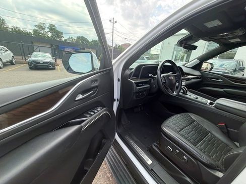 Used 2024 Cadillac Escalade Sport Platinum w/ LPO, ONYX Package AWD/4WD image 9