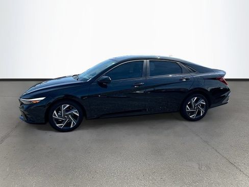 Used 2025 Hyundai Elantra Sport FWD image 2