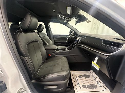 New 2025 Jeep Grand Cherokee L Altitude AWD/4WD image 19