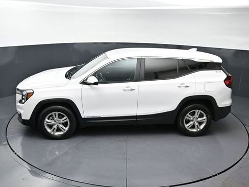 Used 2024 GMC Terrain SLE image 28