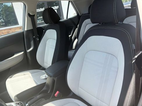 Used 2025 Hyundai Venue SEL FWD image 3