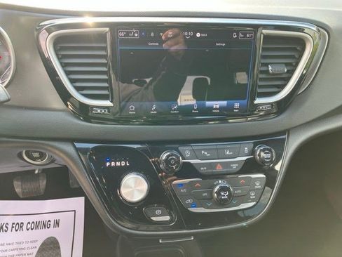 Used 2025 Chrysler Pacifica Select FWD image 17