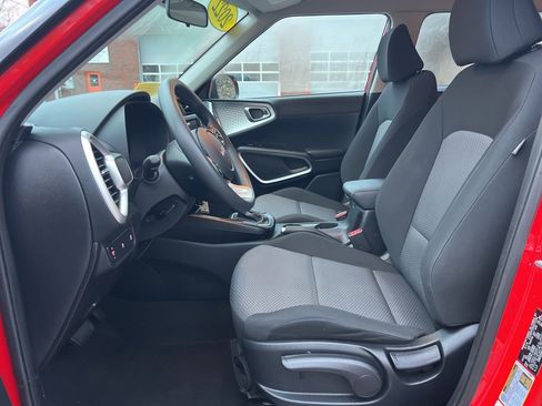 Used 2022 Kia Soul LX image 12