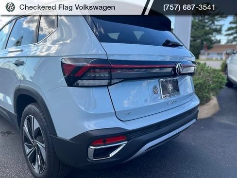 Used 2025 Volkswagen Taos SE AWD/4WD image 9