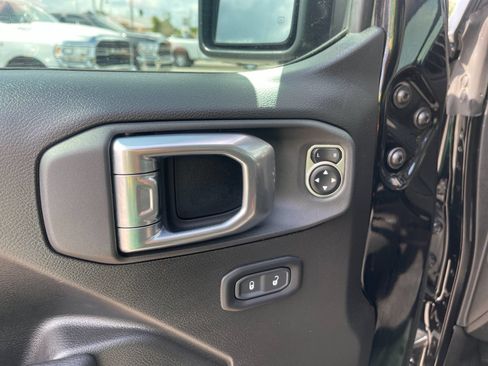 Used 2025 Jeep Wrangler Sport AWD/4WD image 13