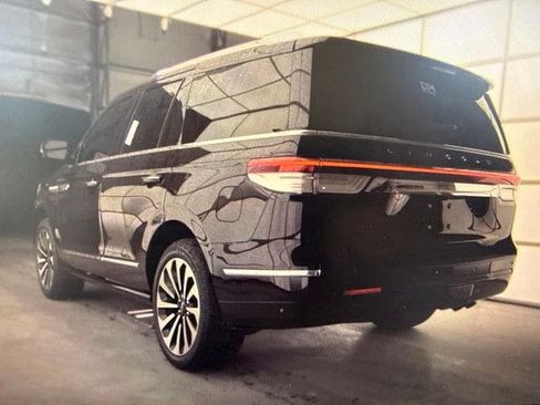 Used 2022 Lincoln Navigator Reserve AWD/4WD image 4