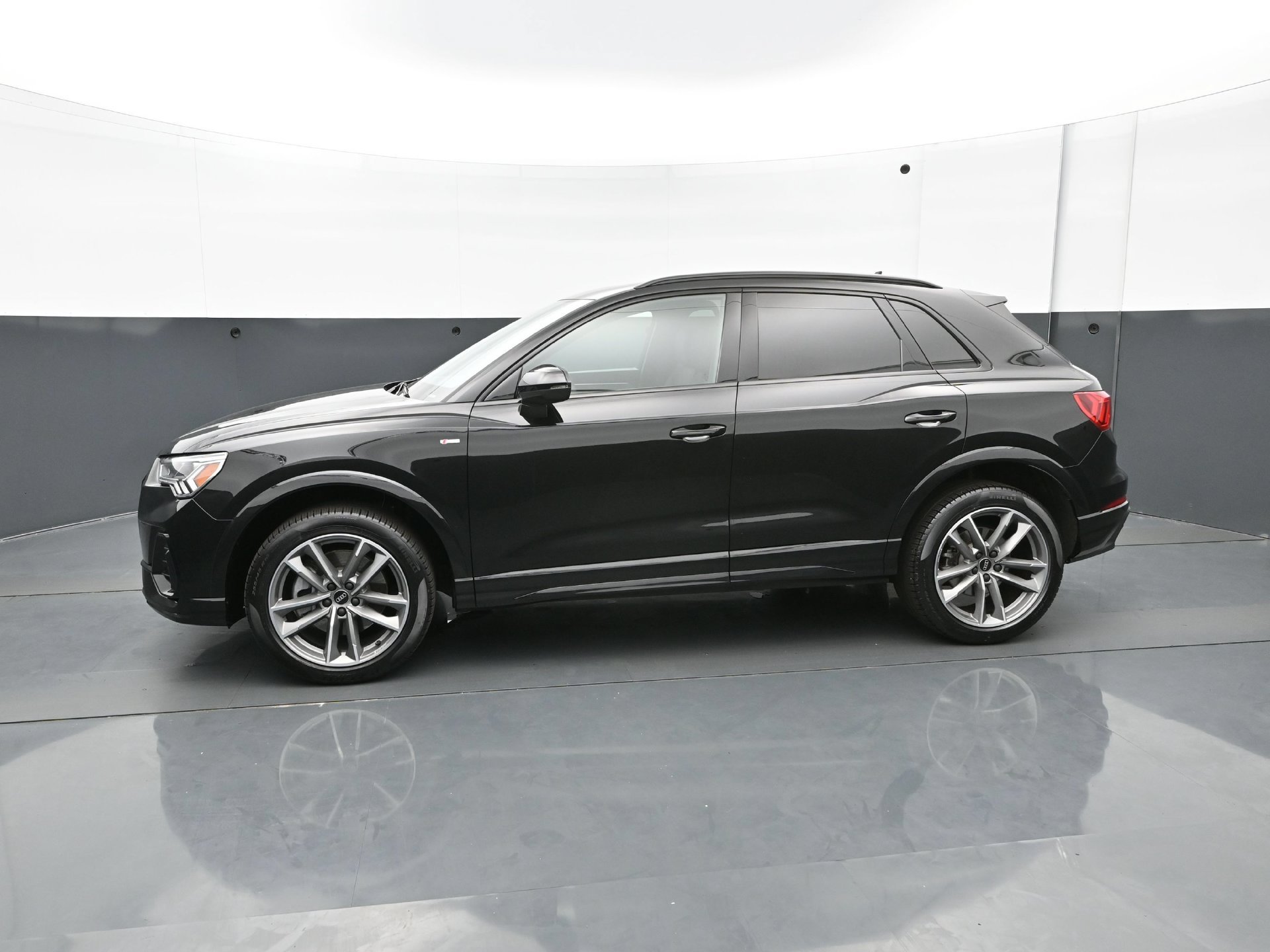 Used 2025 Audi Q3 2.0T Premium w/ Convenience Package AWD/4WD image 3