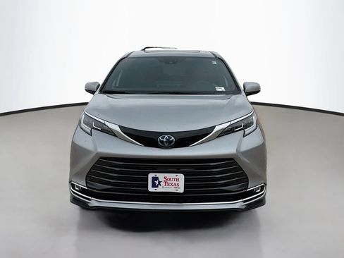 Used 2025 Toyota Sienna Limited AWD/4WD image 2