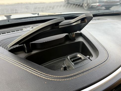 Used 2018 Jeep Cherokee Latitude Plus w/ Cold Weather Group AWD/4WD image 22