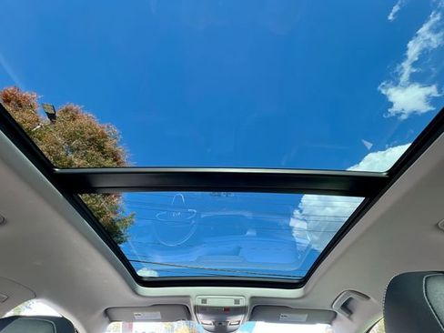 Certified 2023 Volkswagen Taos SE w/ Panoramic Sunroof Package image 21