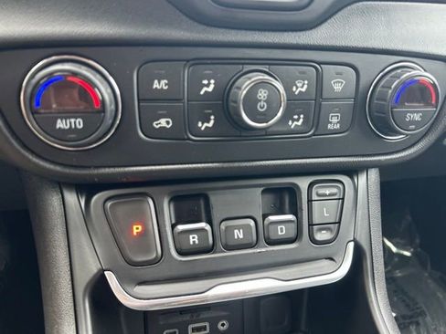 Used 2018 GMC Terrain Denali w/ Comfort Package AWD/4WD image 27