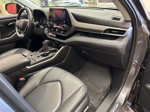Used 2022 Toyota Highlander XLE image 18