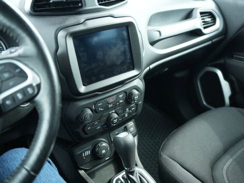 Used 2021 Jeep Renegade Latitude w/ Luxury Group I image 35