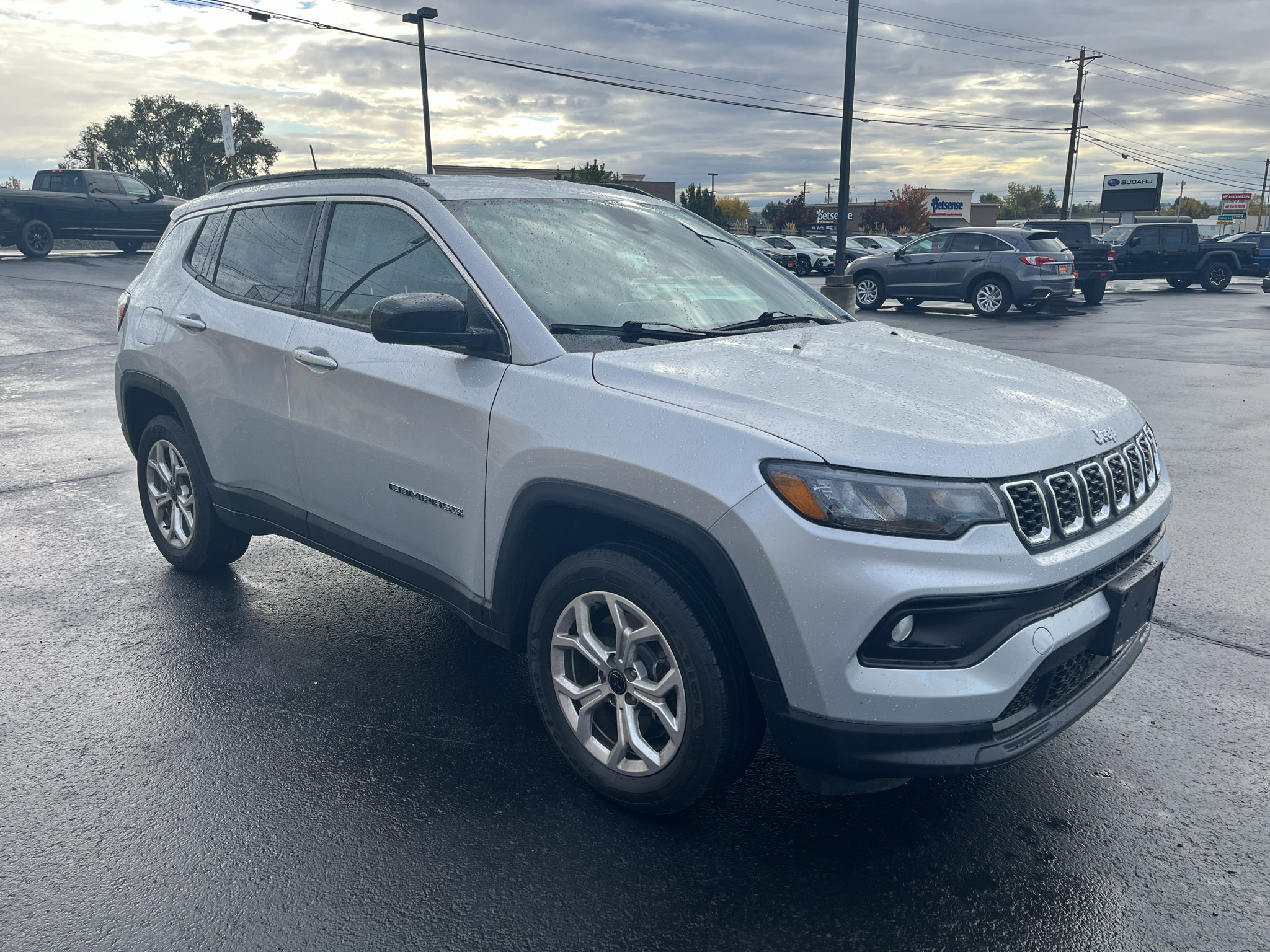 Used 2025 Jeep Compass Latitude w/ Convenience Group AWD/4WD image 3