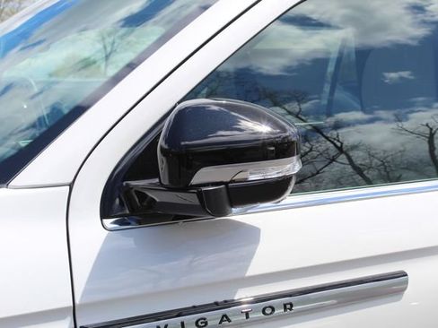 Used 2026 Lincoln Navigator Reserve AWD/4WD image 11