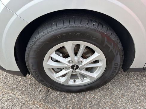 Used 2022 Kia Carnival LX image 11