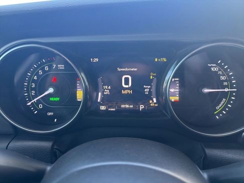 Certified 2023 Jeep Wrangler Unlimited w/ Sun & Screen Package AWD/4WD image 17