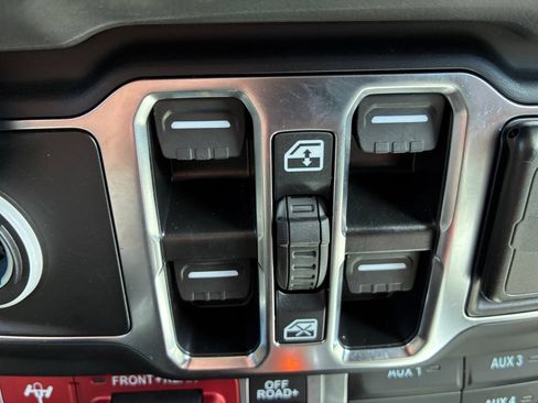 Used 2025 Jeep Gladiator Rubicon AWD/4WD image 33