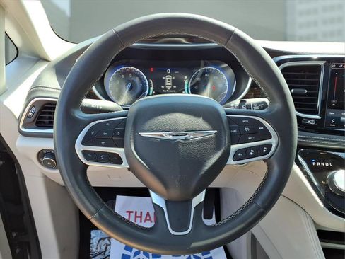 Used 2023 Chrysler Pacifica Limited FWD image 11