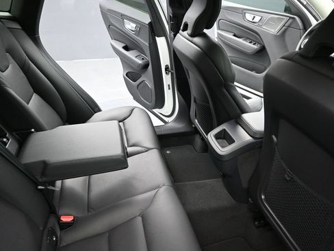 Used 2024 Volvo XC60 B5 Plus image 22