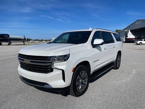 Used 2022 Chevrolet Suburban LT w/ Luxury Package RWD image 9
