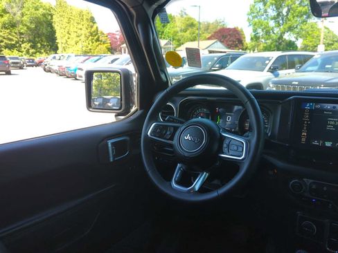 Used 2024 Jeep Wrangler High Altitude AWD/4WD image 29