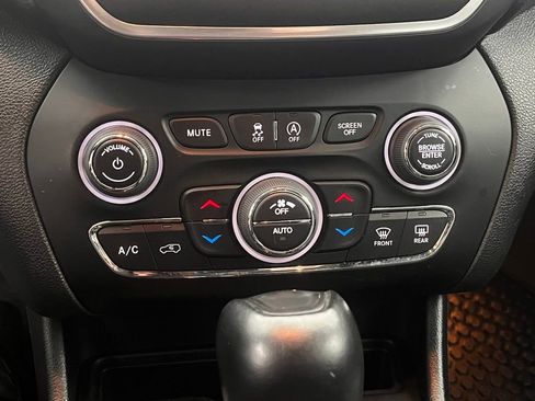 Used 2022 Jeep Cherokee Trailhawk w/ Premium Leather Package image 5