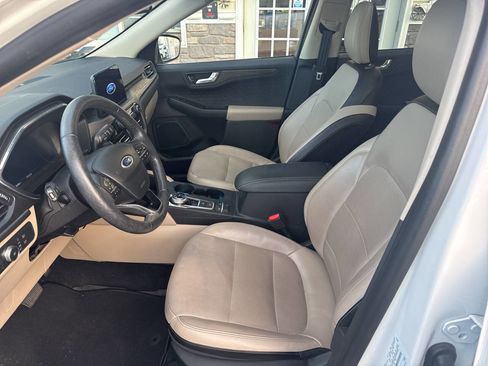 Used 2020 Ford Escape Titanium image 28