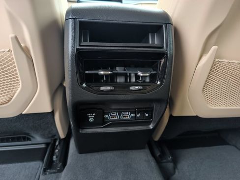 Used 2022 Jeep Grand Cherokee Limited w/ Luxury Tech Group II AWD/4WD image 31