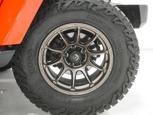 Used 2017 Jeep Wrangler Unlimited Sahara w/ Dual Top Group image 8