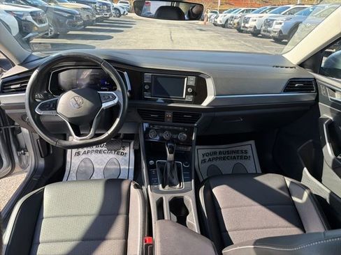 Used 2024 Volkswagen Jetta SE image 9