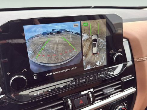 Used 2025 Nissan Pathfinder Platinum image 32