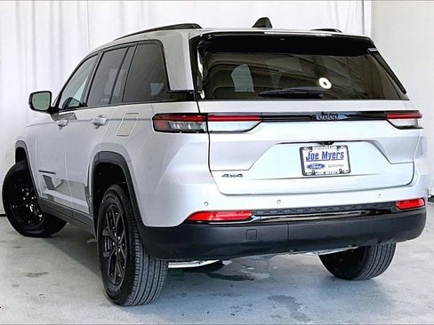 Used 2025 Jeep Grand Cherokee Altitude image 10