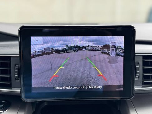 Used 2022 Ford Explorer XLT w/ Equipment Group 202A AWD/4WD image 23