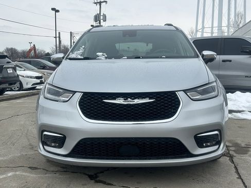 Used 2023 Chrysler Pacifica Limited image 3