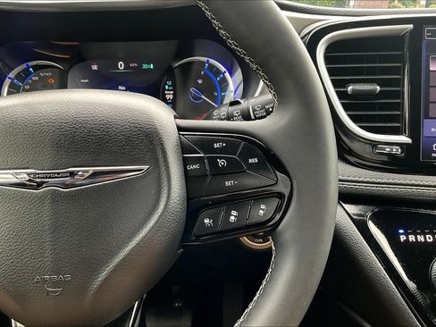 Used 2024 Chrysler Pacifica Premium FWD image 25