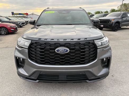 Used 2025 Ford Explorer ST-Line w/ Premium Package image 8