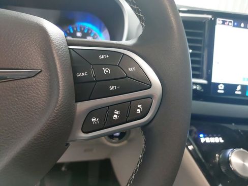 Used 2024 Chrysler Pacifica Touring-L image 20