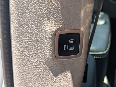 Used 2023 Chrysler Pacifica Limited FWD image 24
