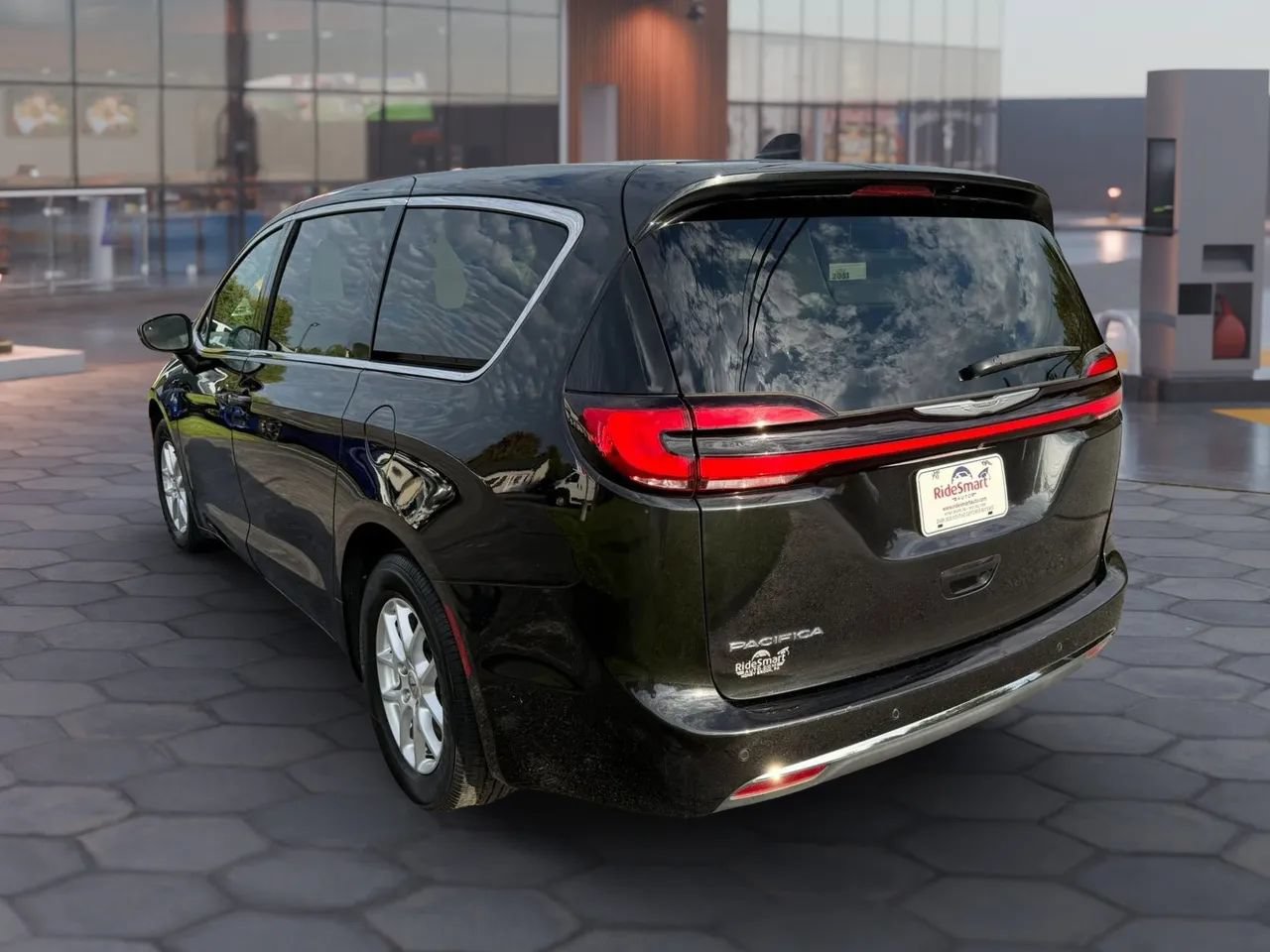 Used 2023 Chrysler Pacifica Touring-L FWD image 9